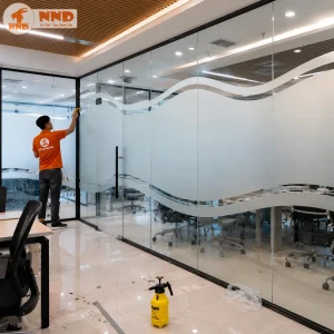 Kiểu cắt CNC đường cong cách điệu trên decal mờ tạo cảm giác mềm mại và thông thoáng. Đây là lựa chọn phù hợp cho văn phòng yêu thích phong cách tối giản nhưng vẫn có điểm nhấn.