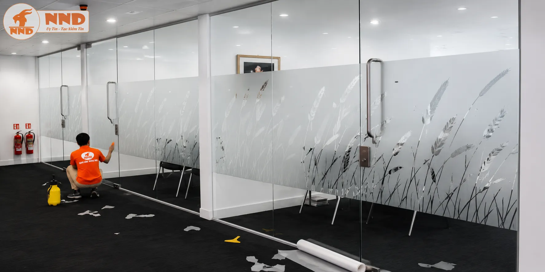 Họa tiết cỏ lau được cắt CNC âm bản trên decal mờ tạo cảm giác nhẹ nhàng, gần gũi thiên nhiên. Thiết kế giúp văn phòng trở nên thư giãn và giàu tính thẩm mỹ.