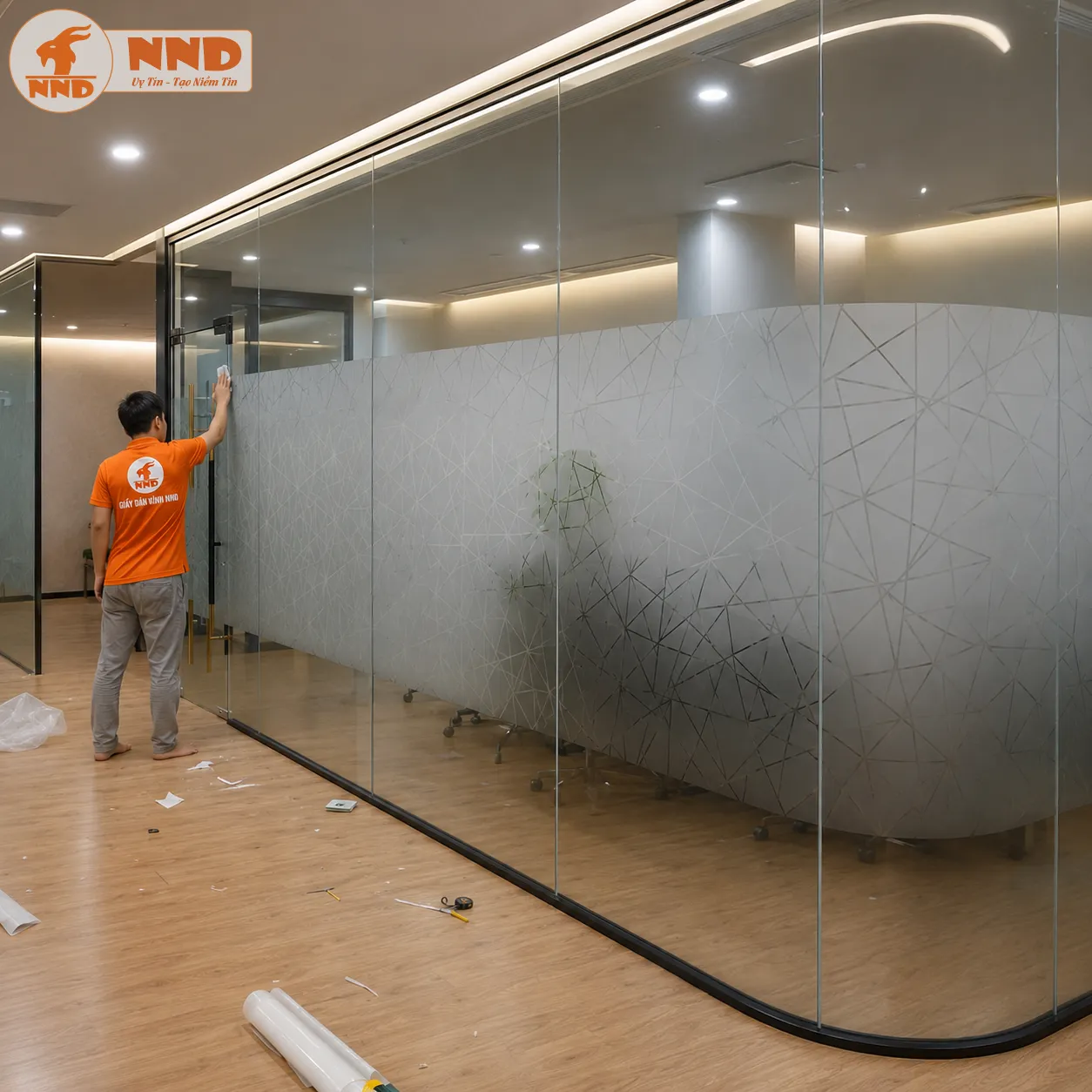 Mẫu decal mờ cắt CNC họa tiết hình học ngẫu nhiên giúp vách kính trở nên độc đáo và hiện đại. Thiết kế tạo chiều sâu cho không gian mà không làm mất đi sự thông thoáng.