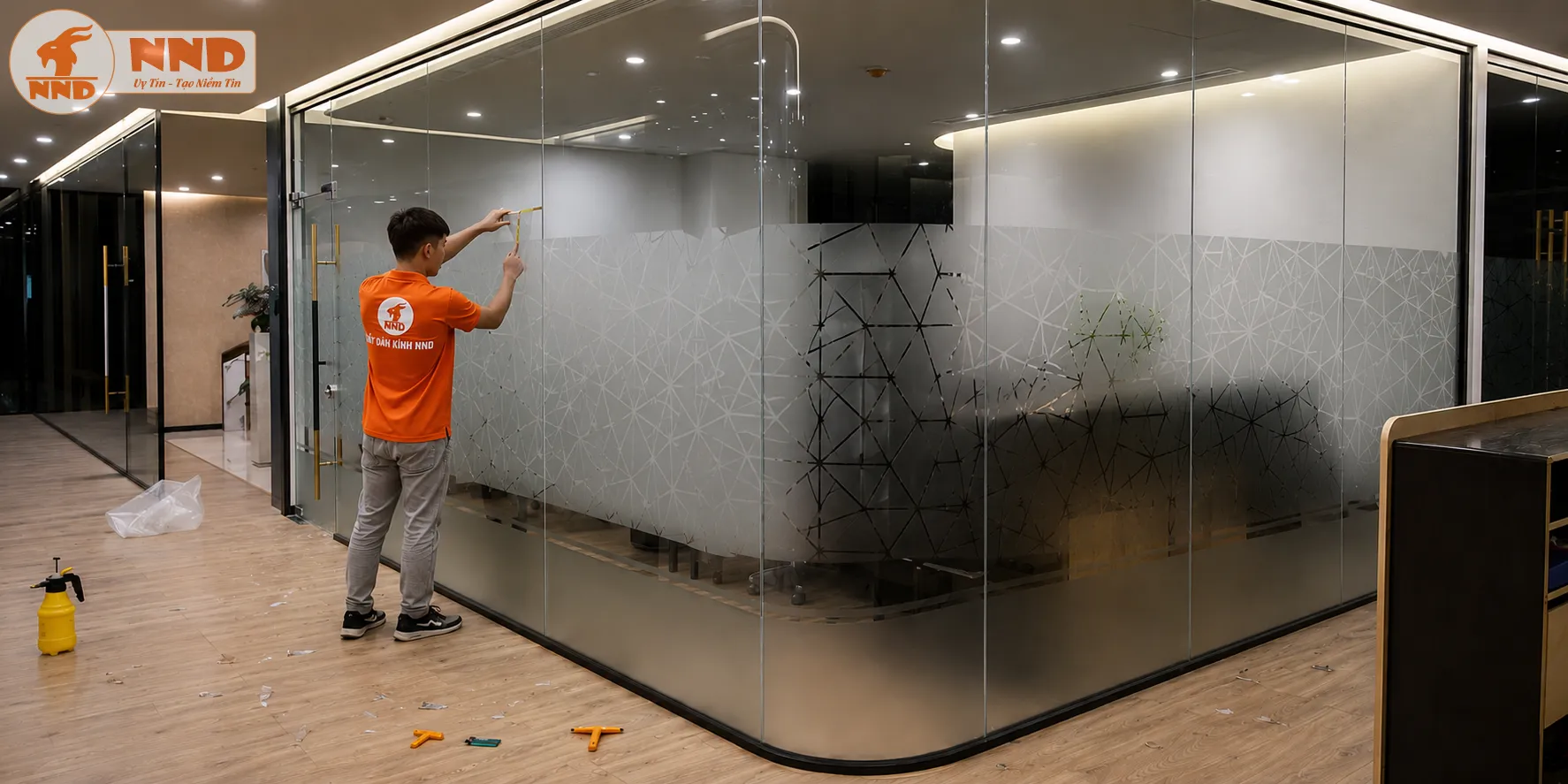 Mẫu cắt CNC hình học ngẫu nhiên tạo hiệu ứng thị giác độc đáo trên nền decal mờ. Giải pháp lý tưởng để làm mới vách kính văn phòng mà vẫn giữ vẻ sang trọng.