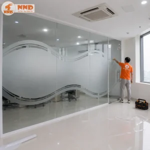 Đường cắt uốn lượn kết hợp nền decal mờ tạo hiệu ứng thị giác hài hòa và sang trọng. Giải pháp phù hợp cho phòng họp, văn phòng hoặc khu vực cần tăng tính riêng tư.