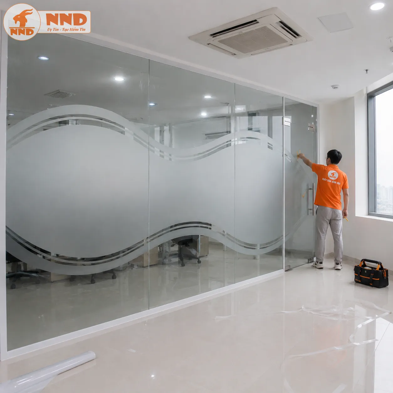 Đường cắt uốn lượn kết hợp nền decal mờ tạo hiệu ứng thị giác hài hòa và sang trọng. Giải pháp phù hợp cho phòng họp, văn phòng hoặc khu vực cần tăng tính riêng tư.