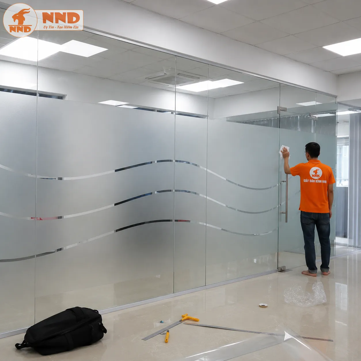Decal mờ cắt CNC với các đường cong song song mang phong cách tối giản, hiện đại. Họa tiết giúp vách kính bớt đơn điệu, nâng cao giá trị thẩm mỹ và hình ảnh chuyên nghiệp của doanh nghiệp.