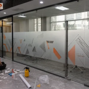 Decal mờ in hình học hiện đại với các mảng tam giác và đường chéo tạo phong cách tối giản. Giúp tăng tính thẩm mỹ cho văn phòng mà vẫn giữ được sự riêng tư cần thiết.