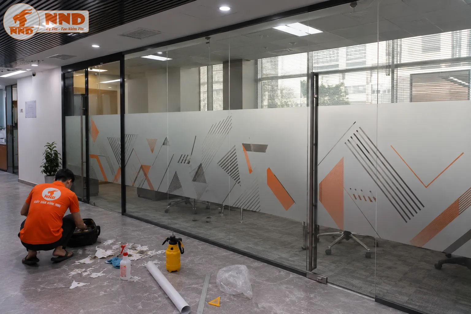 Decal mờ in hình học hiện đại với các mảng tam giác và đường chéo tạo phong cách tối giản. Giúp tăng tính thẩm mỹ cho văn phòng mà vẫn giữ được sự riêng tư cần thiết.