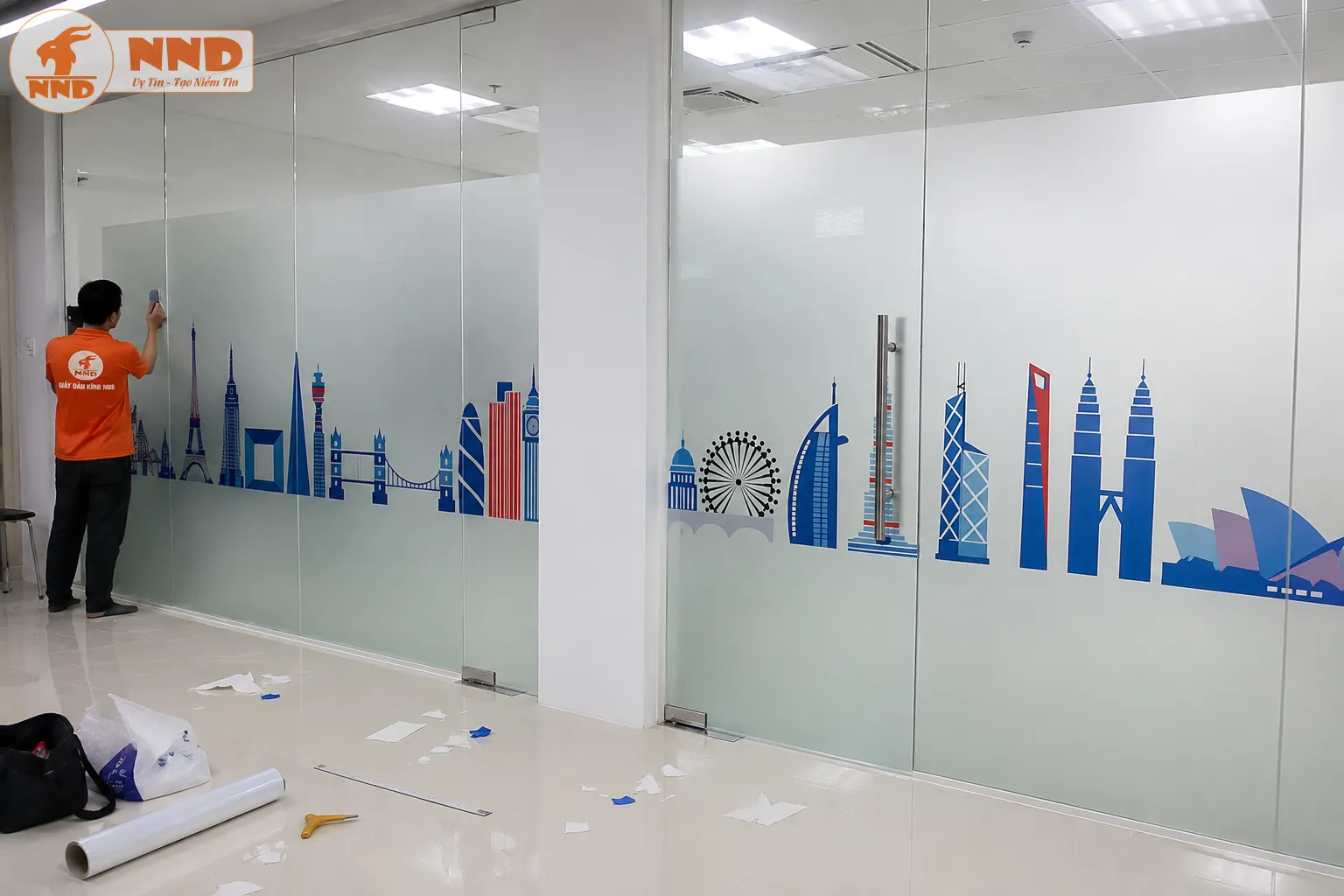 Decal mờ in hình biểu tượng các công trình nổi tiếng thế giới tạo không gian làm việc đầy cảm hứng. Thiết kế phù hợp doanh nghiệp quốc tế, du lịch hoặc sáng tạo.