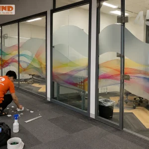 Mẫu decal mờ nghệ thuật in dải màu chuyển sắc nổi bật trên nền kính. Thiết kế mang phong cách trẻ trung, tạo điểm nhấn mạnh mẽ cho văn phòng hiện đại.