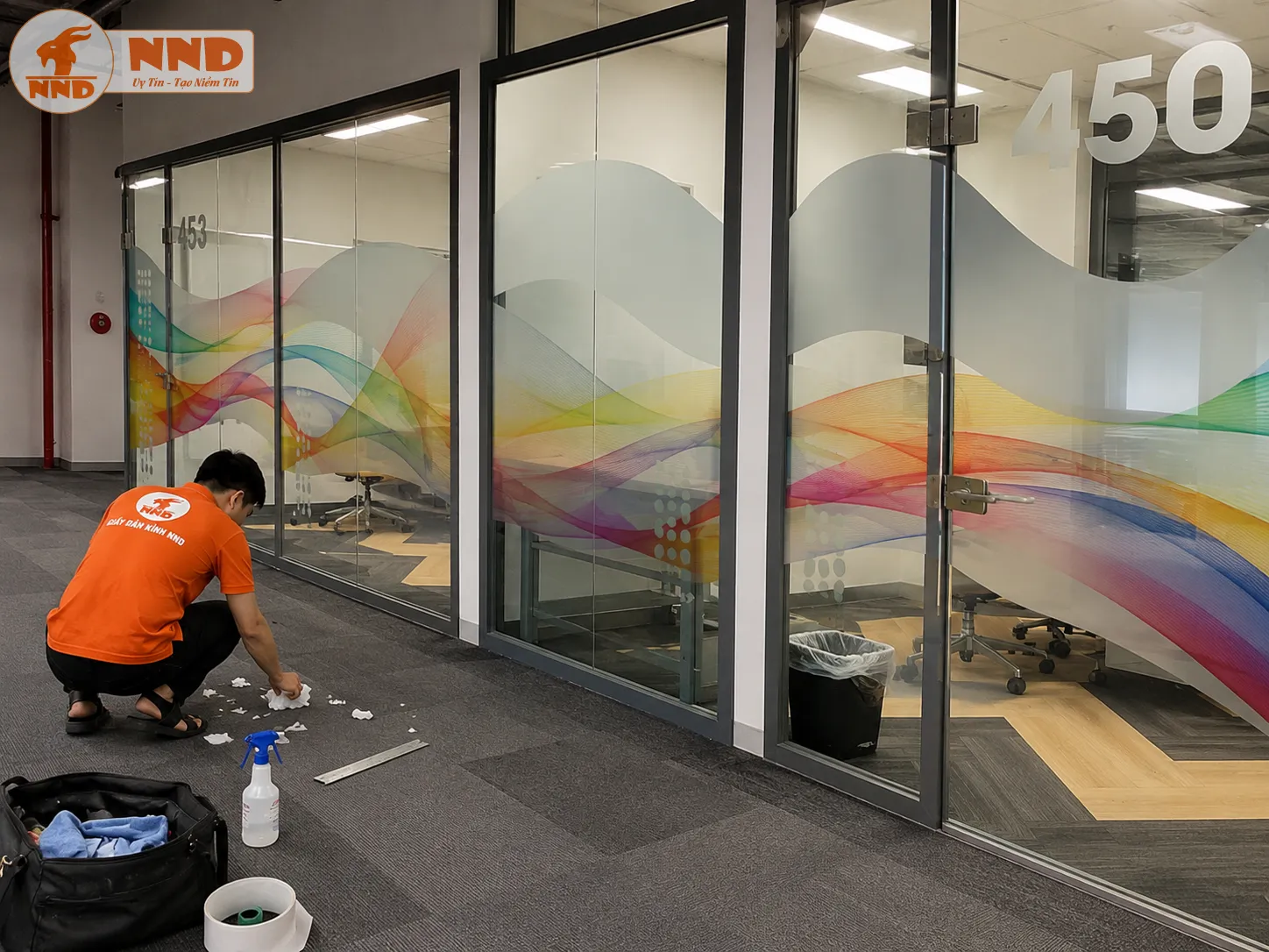 Mẫu decal mờ nghệ thuật in dải màu chuyển sắc nổi bật trên nền kính. Thiết kế mang phong cách trẻ trung, tạo điểm nhấn mạnh mẽ cho văn phòng hiện đại.