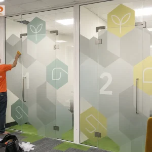 Decal mờ in tranh phong cảnh núi non nghệ thuật mang đến cảm giác thư thái và sang trọng. Giải pháp trang trí vách kính giúp không gian làm việc gần gũi với thiên nhiên.