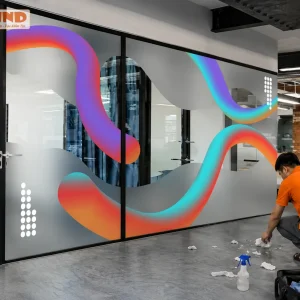 Mẫu decal mờ in họa tiết kết nối mạng lưới phù hợp các doanh nghiệp công nghệ. Thiết kế tạo điểm nhấn hiện đại, đồng thời đảm bảo sự riêng tư cho phòng họp.