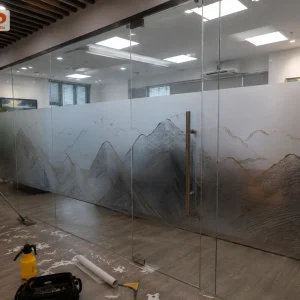 Decal mờ in đồ họa chuyển sắc rực rỡ giúp văn phòng trở nên nổi bật và đầy năng lượng. Phù hợp không gian sáng tạo, agency hoặc startup trẻ.