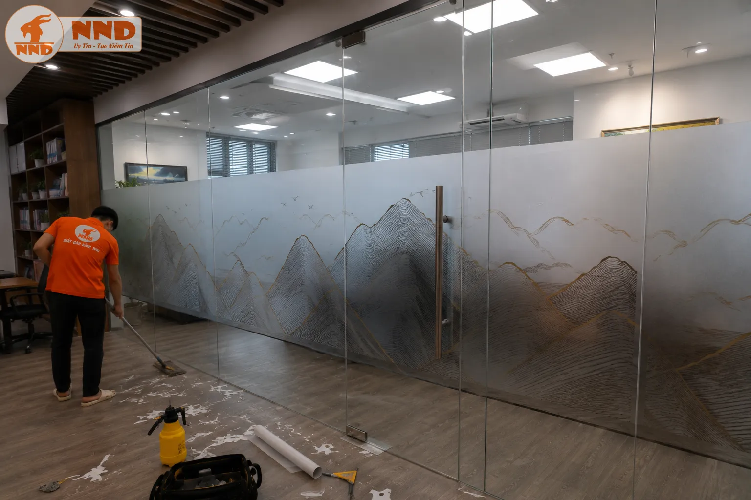 Decal mờ in đồ họa chuyển sắc rực rỡ giúp văn phòng trở nên nổi bật và đầy năng lượng. Phù hợp không gian sáng tạo, agency hoặc startup trẻ.