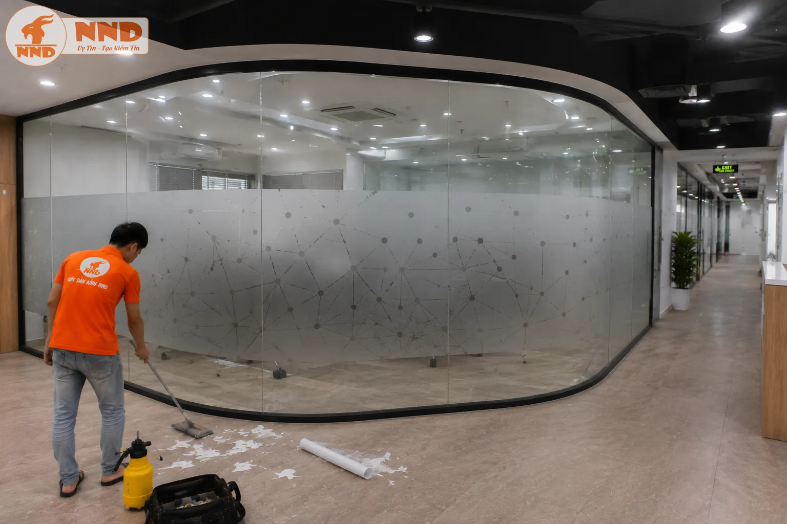 Mẫu decal mờ in sóng trắng tinh tế trên nền mờ mang phong cách tối giản. Thiết kế giúp vách kính trở nên mềm mại, sang trọng và không làm giảm ánh sáng tự nhiên.