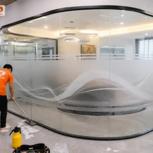 Mẫu decal mờ in slogan và đồ họa khổ lớn biến vách kính thành điểm nhấn thương hiệu. Phù hợp văn phòng doanh nghiệp muốn truyền tải thông điệp và giá trị văn hóa.