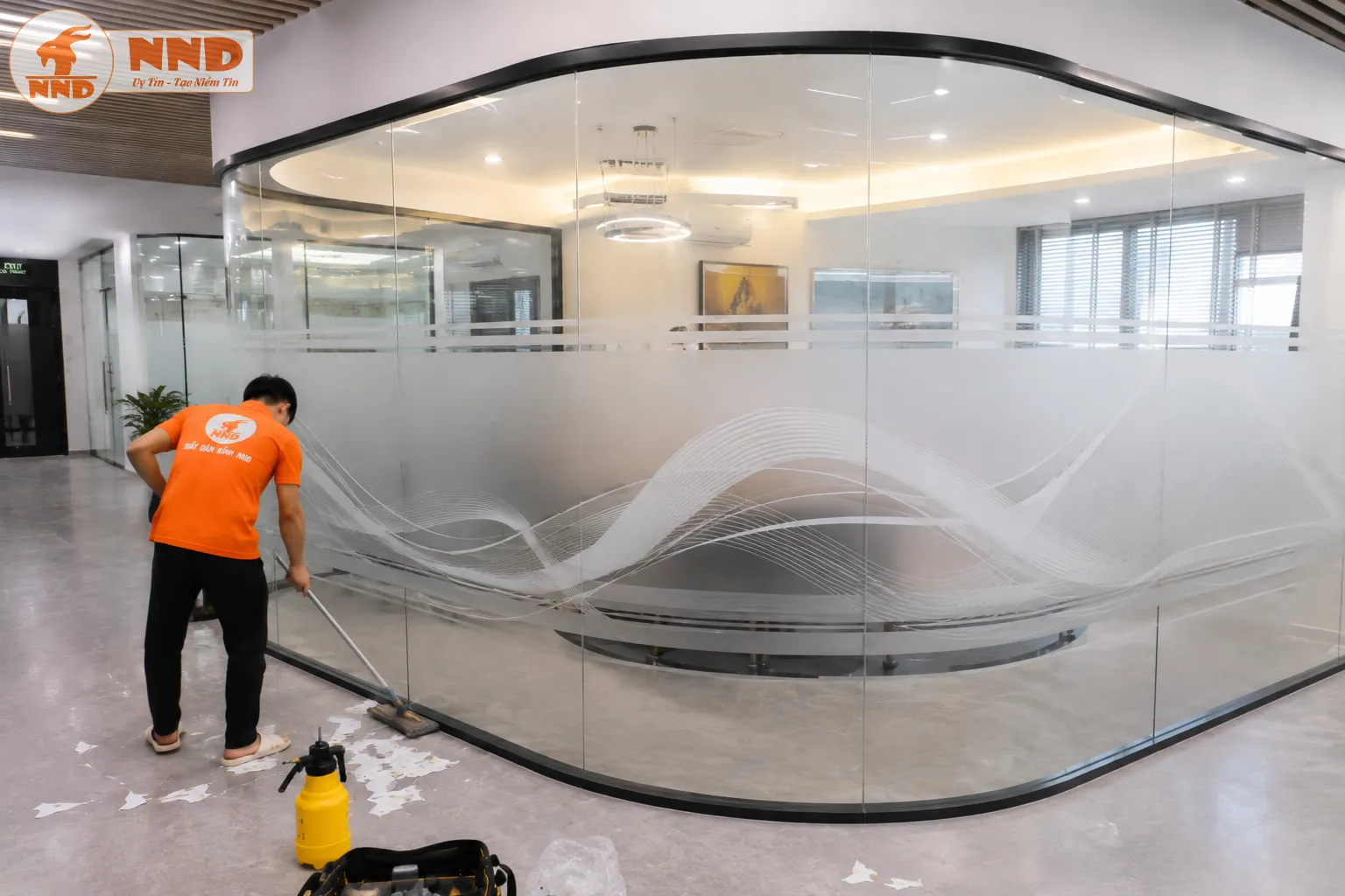 Mẫu decal mờ in slogan và đồ họa khổ lớn biến vách kính thành điểm nhấn thương hiệu. Phù hợp văn phòng doanh nghiệp muốn truyền tải thông điệp và giá trị văn hóa.