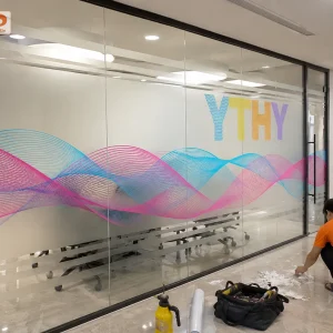 Các họa tiết trang trí được in trên nền decal mờ giúp vách kính trở nên sinh động và ấn tượng hơn. Mẫu thiết kế phù hợp với spa, showroom, văn phòng sáng tạo và những không gian cần tính thẩm mỹ cao.