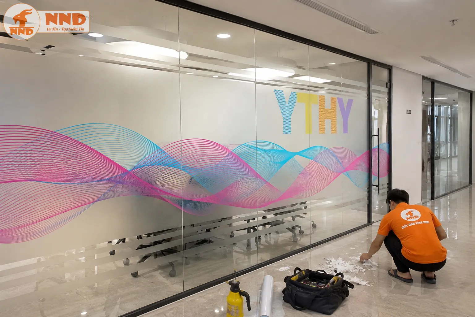 Mẫu decal mờ in họa tiết sóng đa sắc tạo điểm nhấn nổi bật cho vách kính phòng họp. Thiết kế hiện đại giúp tăng tính nhận diện không gian, đảm bảo riêng tư nhưng vẫn giữ được sự thông thoáng.