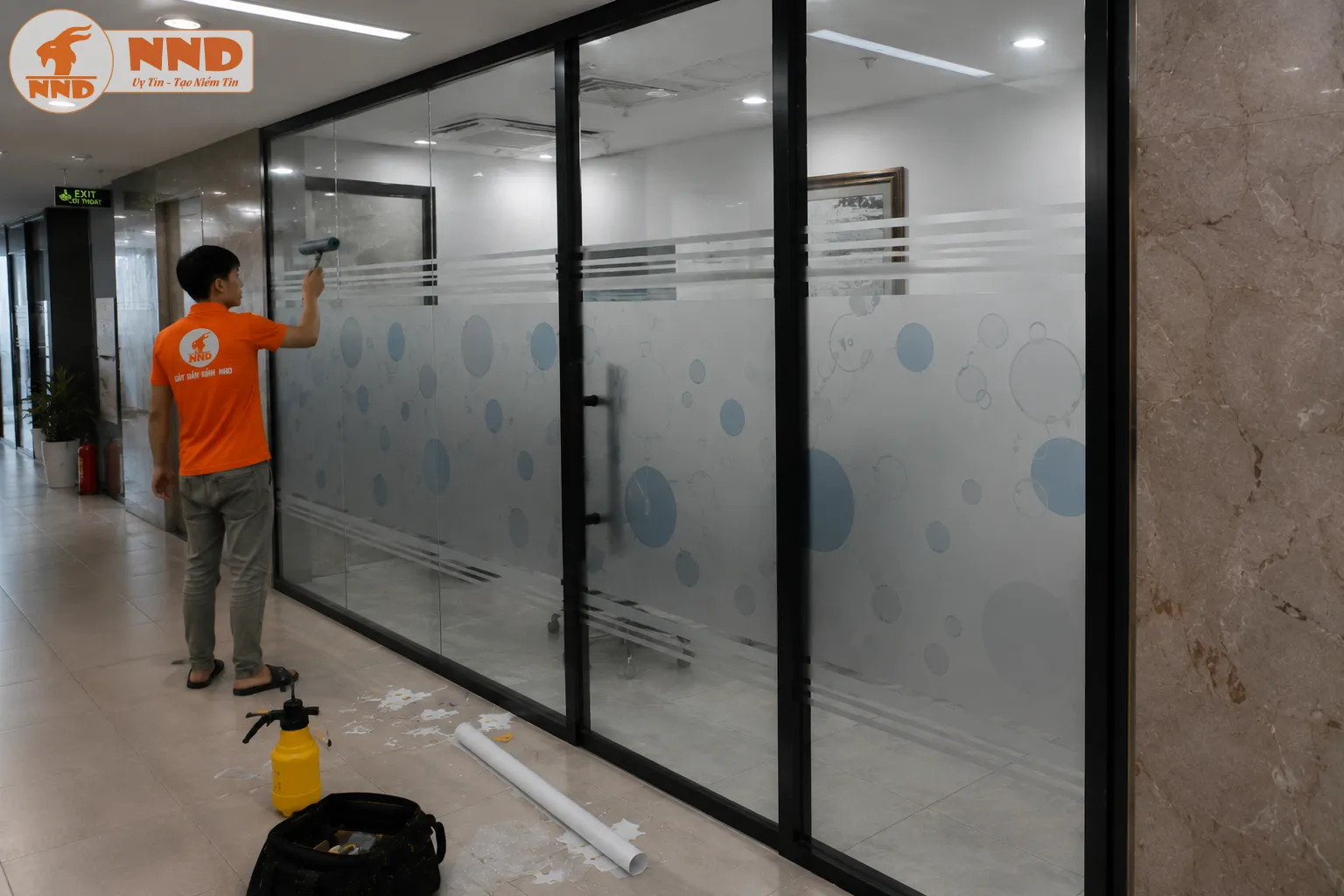Decal mờ in hình học đa giác phối màu pastel mang đến phong cách trẻ trung và chuyên nghiệp. Thiết kế giúp phân chia không gian nhưng vẫn giữ sự thông thoáng cho văn phòng.