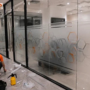 Decal mờ in họa tiết lục giác phối màu xám – cam mang phong cách công nghệ. Phù hợp văn phòng hiện đại, vừa phân chia không gian làm việc vừa tạo hiệu ứng trang trí chuyên nghiệp.