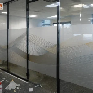 Thiết kế decal mờ nghệ thuật với đường sóng ánh kim tinh tế giúp vách kính trở nên sang trọng hơn. Giải pháp cân bằng giữa tính riêng tư và vẻ đẹp hiện đại cho phòng họp.