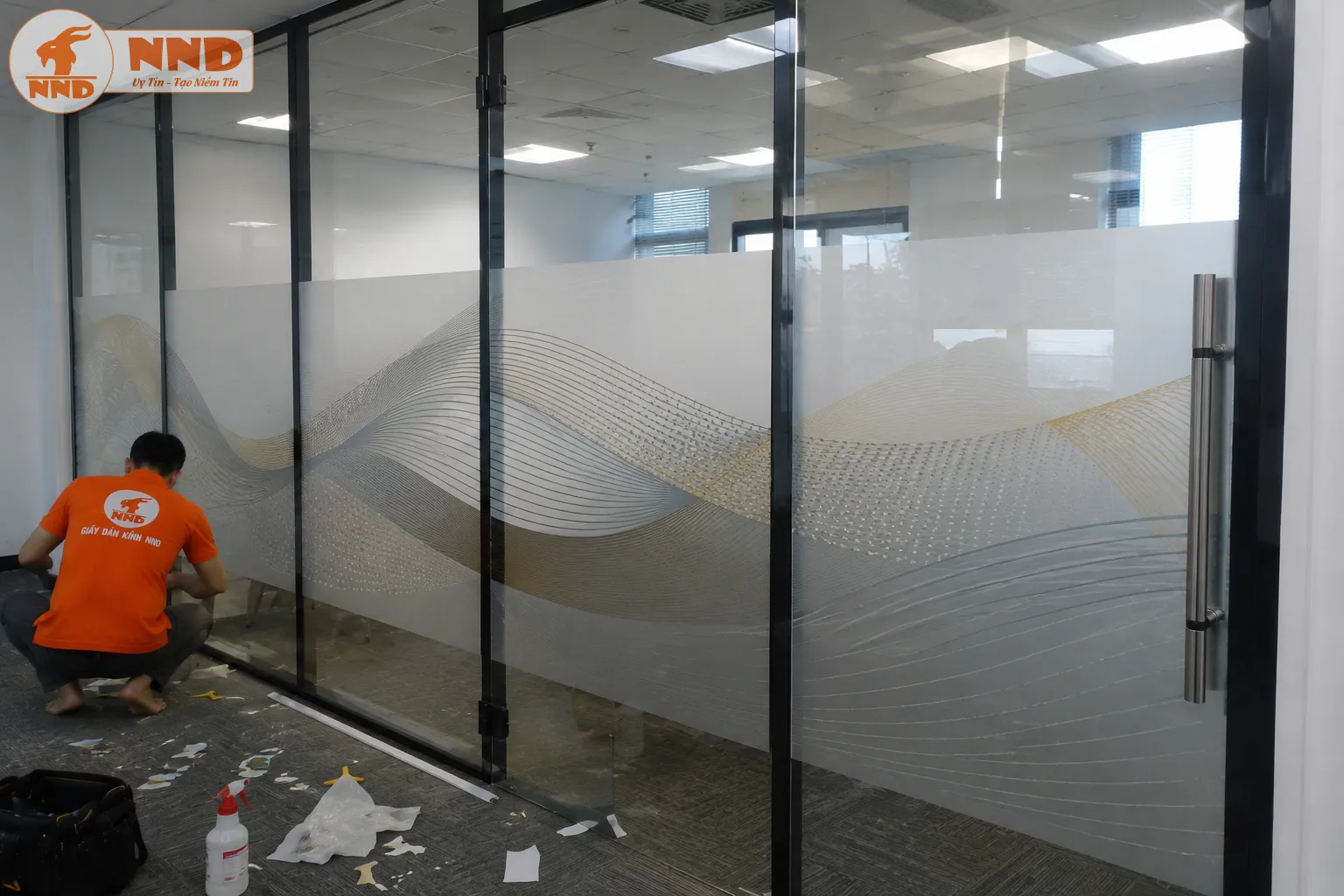 Thiết kế decal mờ nghệ thuật với đường sóng ánh kim tinh tế giúp vách kính trở nên sang trọng hơn. Giải pháp cân bằng giữa tính riêng tư và vẻ đẹp hiện đại cho phòng họp.