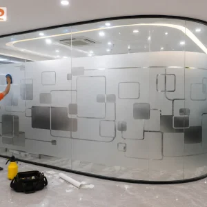 Decal mờ in họa tiết hình học bo góc kết hợp trên vách kính cong tạo nên điểm nhấn kiến trúc độc đáo. Không gian văn phòng trở nên mềm mại, hiện đại và chuyên nghiệp hơn.