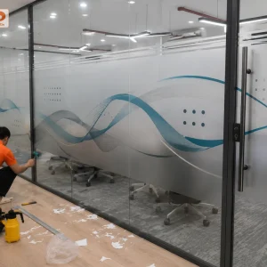 Mẫu decal mờ in họa tiết sóng xanh kết hợp chấm tròn mang phong cách tối giản. Thiết kế tạo cảm giác chuyển động, giúp văn phòng bớt đơn điệu nhưng vẫn đảm bảo sự riêng tư.