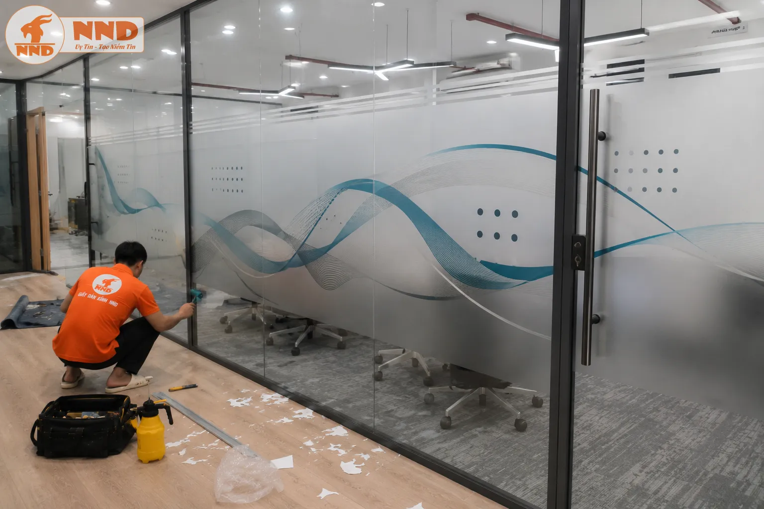 Mẫu decal mờ in họa tiết sóng xanh kết hợp chấm tròn mang phong cách tối giản. Thiết kế tạo cảm giác chuyển động, giúp văn phòng bớt đơn điệu nhưng vẫn đảm bảo sự riêng tư.