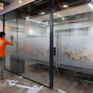 Mẫu decal mờ in hoa văn nghệ thuật ánh kim mang đến vẻ sang trọng và tinh tế. Giải pháp trang trí lý tưởng cho văn phòng, showroom hoặc khu vực tiếp khách cao cấp.