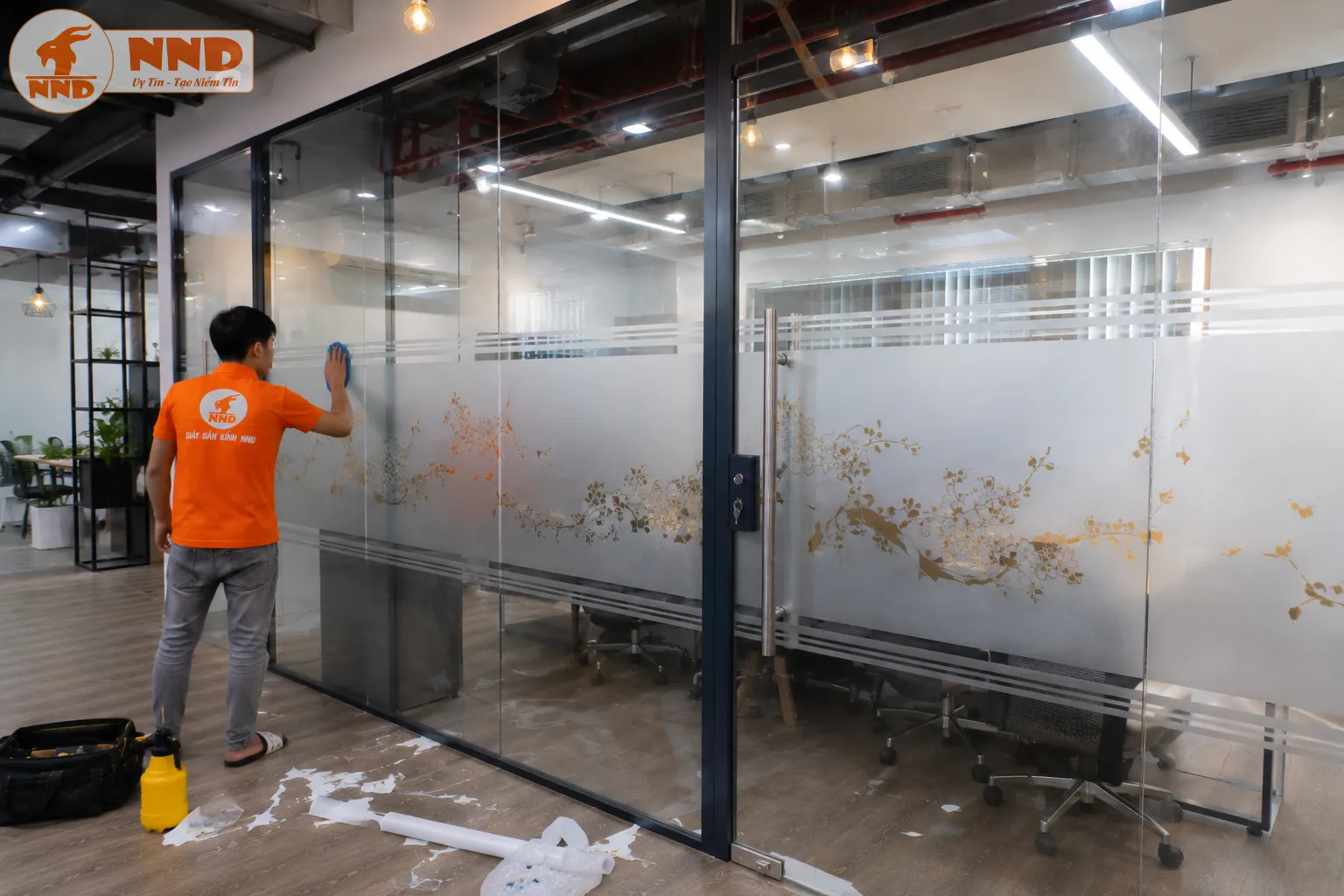 Mẫu decal mờ in hoa văn nghệ thuật ánh kim mang đến vẻ sang trọng và tinh tế. Giải pháp trang trí lý tưởng cho văn phòng, showroom hoặc khu vực tiếp khách cao cấp.