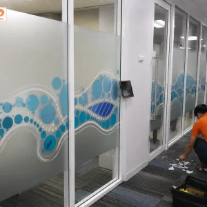 Mẫu decal mờ in họa tiết bong bóng xanh tạo cảm giác mềm mại, trẻ trung. Phù hợp văn phòng sáng tạo, trung tâm đào tạo hoặc khu vực làm việc cần điểm nhấn sinh động.