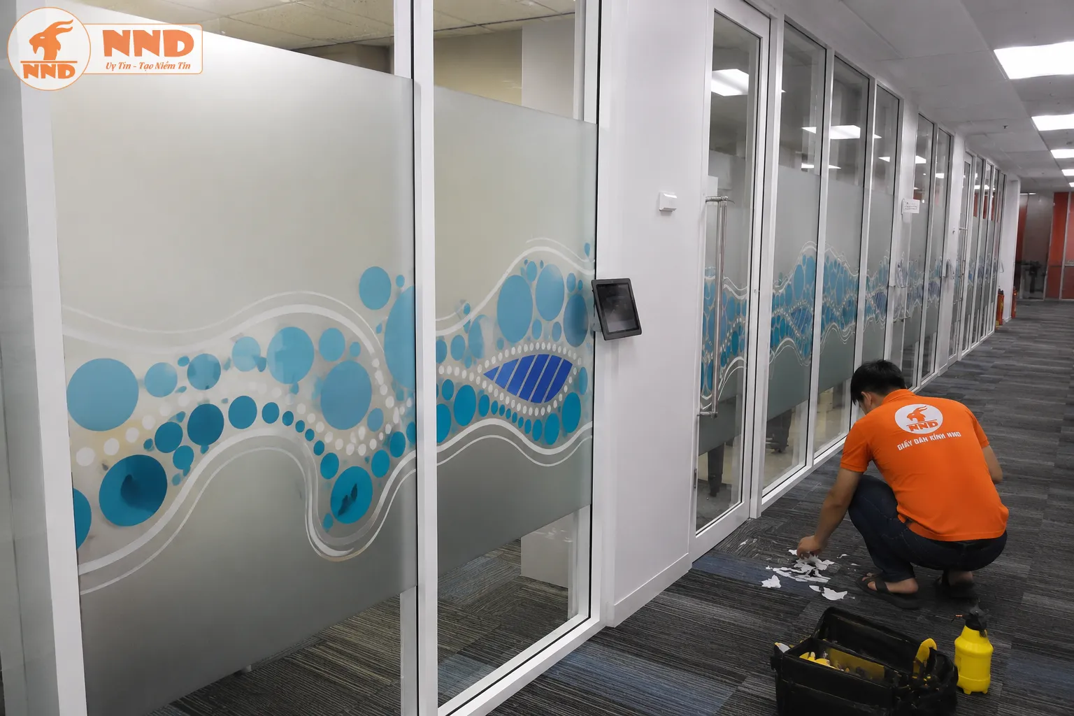 Mẫu decal mờ in họa tiết bong bóng xanh tạo cảm giác mềm mại, trẻ trung. Phù hợp văn phòng sáng tạo, trung tâm đào tạo hoặc khu vực làm việc cần điểm nhấn sinh động.