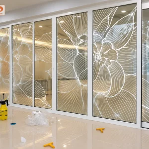 Hình ảnh và logo được in trên decal trong rồi dán lên kính, tạo hiệu ứng nổi bật nhưng vẫn giữ được khả năng nhìn xuyên. Đây là giải pháp quảng bá thương hiệu được nhiều doanh nghiệp lựa chọn.