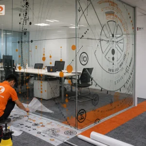 Mẫu in decal trong với họa tiết công nghệ hiện đại, tạo điểm nhấn nổi bật cho vách kính văn phòng. Thiết kế giúp không gian chuyên nghiệp hơn, vẫn đảm bảo độ sáng và tầm nhìn tự nhiên.