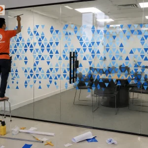 Họa tiết tam giác xanh được in trên decal trong tạo hiệu ứng phân vùng tinh tế. Giải pháp vừa tăng tính riêng tư, vừa mang đến diện mạo hiện đại cho phòng họp.