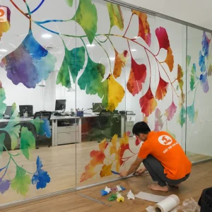 Họa tiết lá màu nước được in sắc nét trên decal trong, mang thiên nhiên vào không gian văn phòng. Thiết kế tạo cảm giác thư giãn, tươi mới và đầy tính thẩm mỹ.