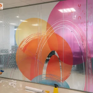 Họa tiết hình khối nghệ thuật với gam màu pastel nổi bật trên nền kính trong. Mẫu decal giúp không gian văn phòng hiện đại, sáng tạo và giàu tính nhận diện.