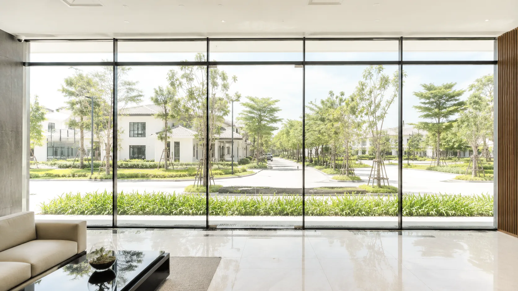 Hệ cửa kính lớn trong không gian nhà ở trước khi dán phim cách nhiệt, ánh sáng bên ngoài truyền vào mạnh.