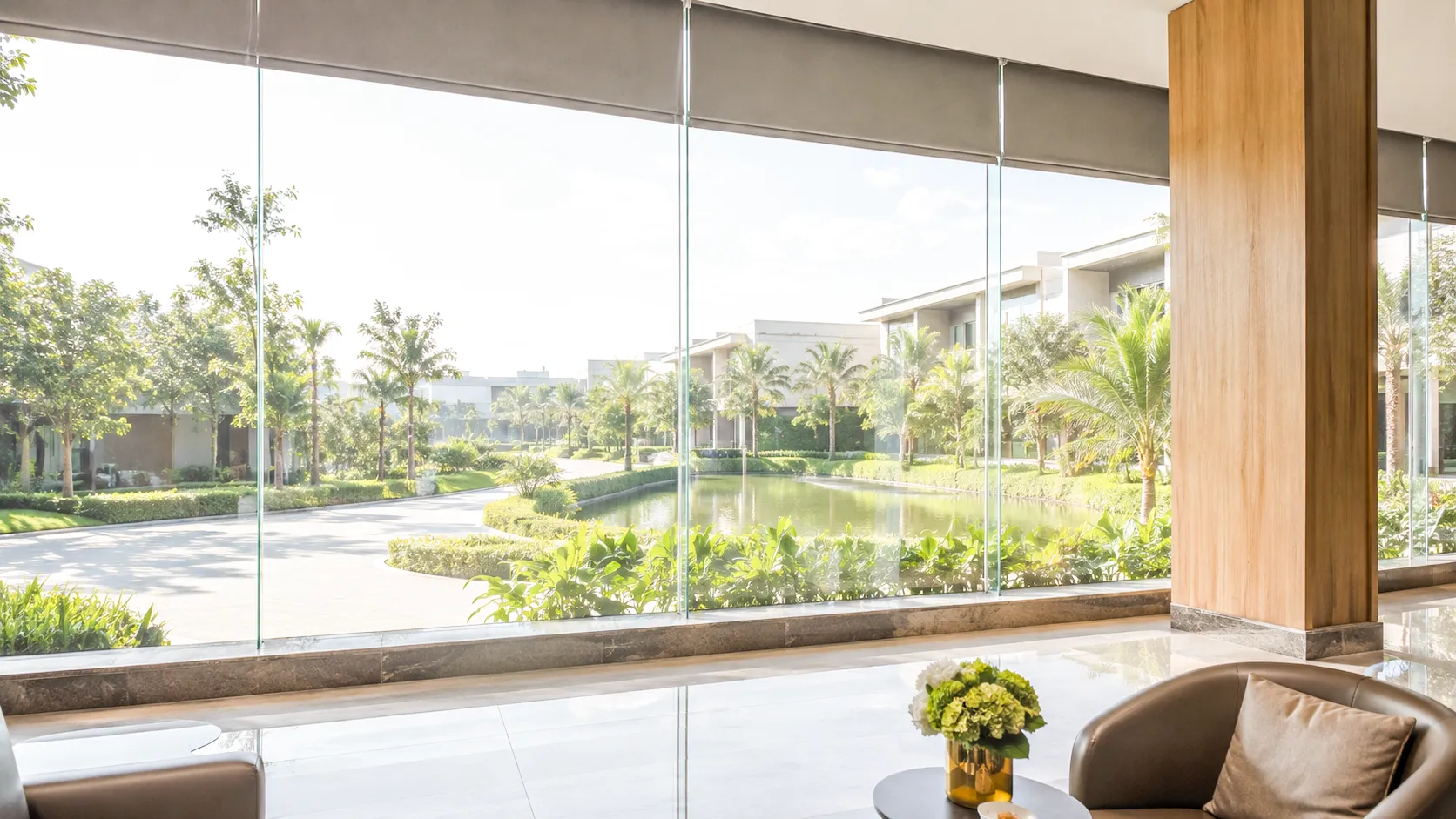 Không gian nhà kính với cửa kính lớn đón nhiều ánh sáng tự nhiên và nắng trực tiếp từ bên ngoài.