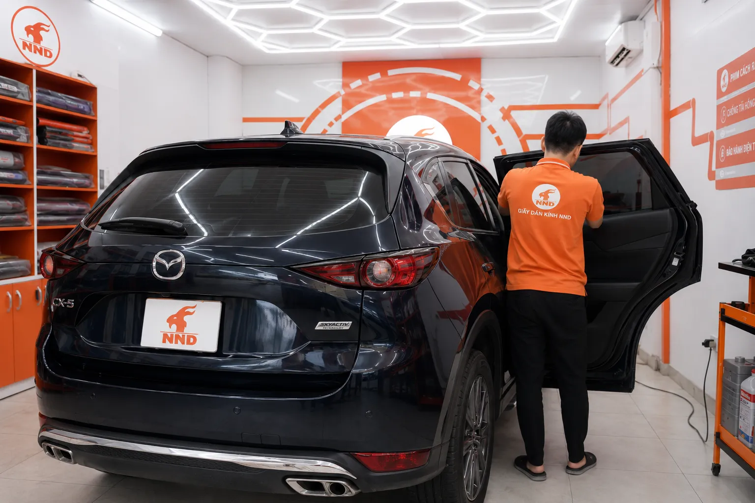 Nhân viên NND bàn giao xe và bắt tay khách hàng sau khi hoàn thành dán phim cách nhiệt.