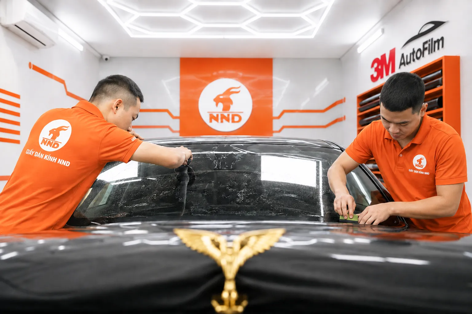 Kỹ thuật viên NND thi công phim cách nhiệt cho kính lái VinFast Lạc Hồng 900 LX