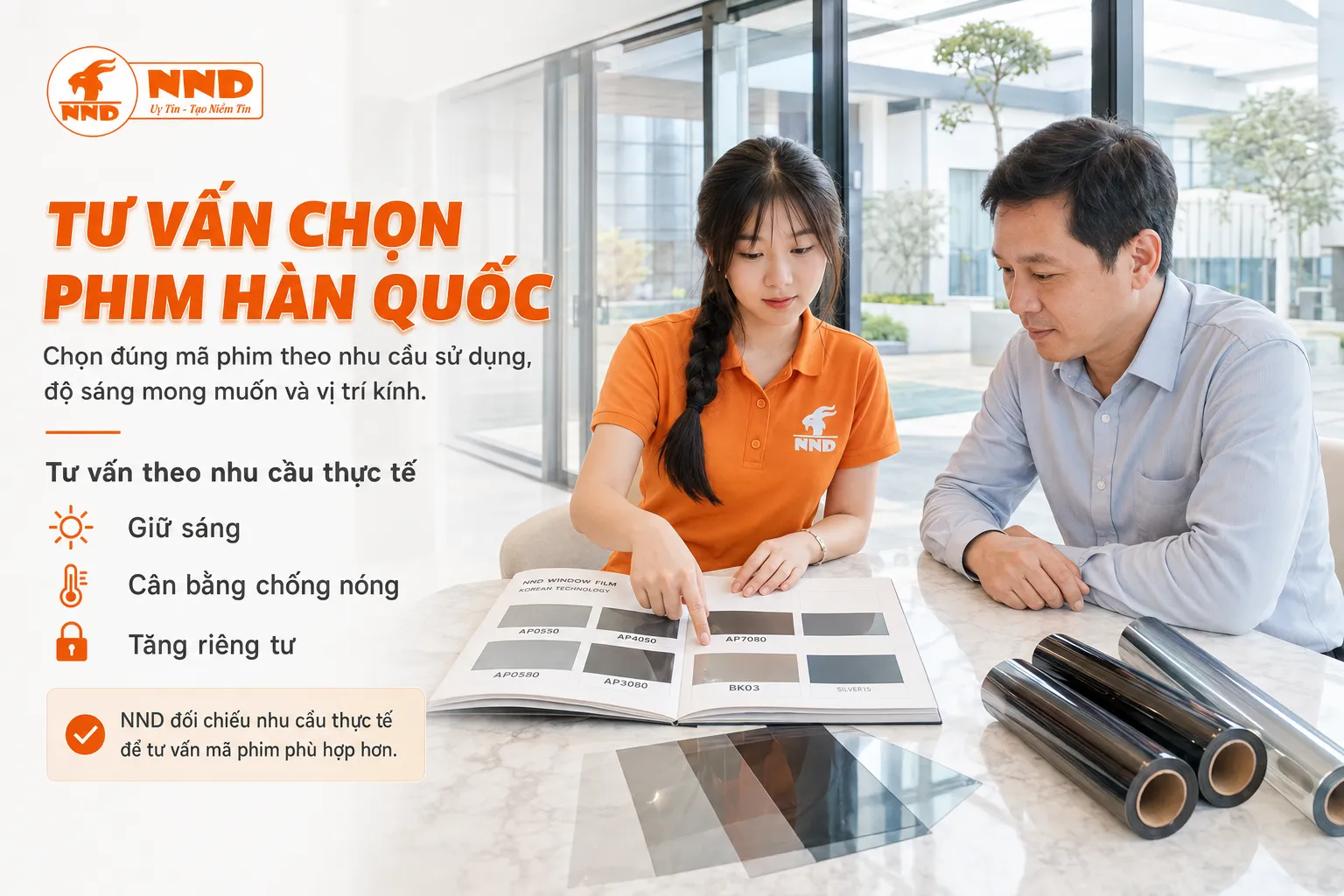 Nhân viên NND tư vấn chọn phim cách nhiệt Hàn Quốc theo nhu cầu sử dụng, độ sáng và vị trí kính.