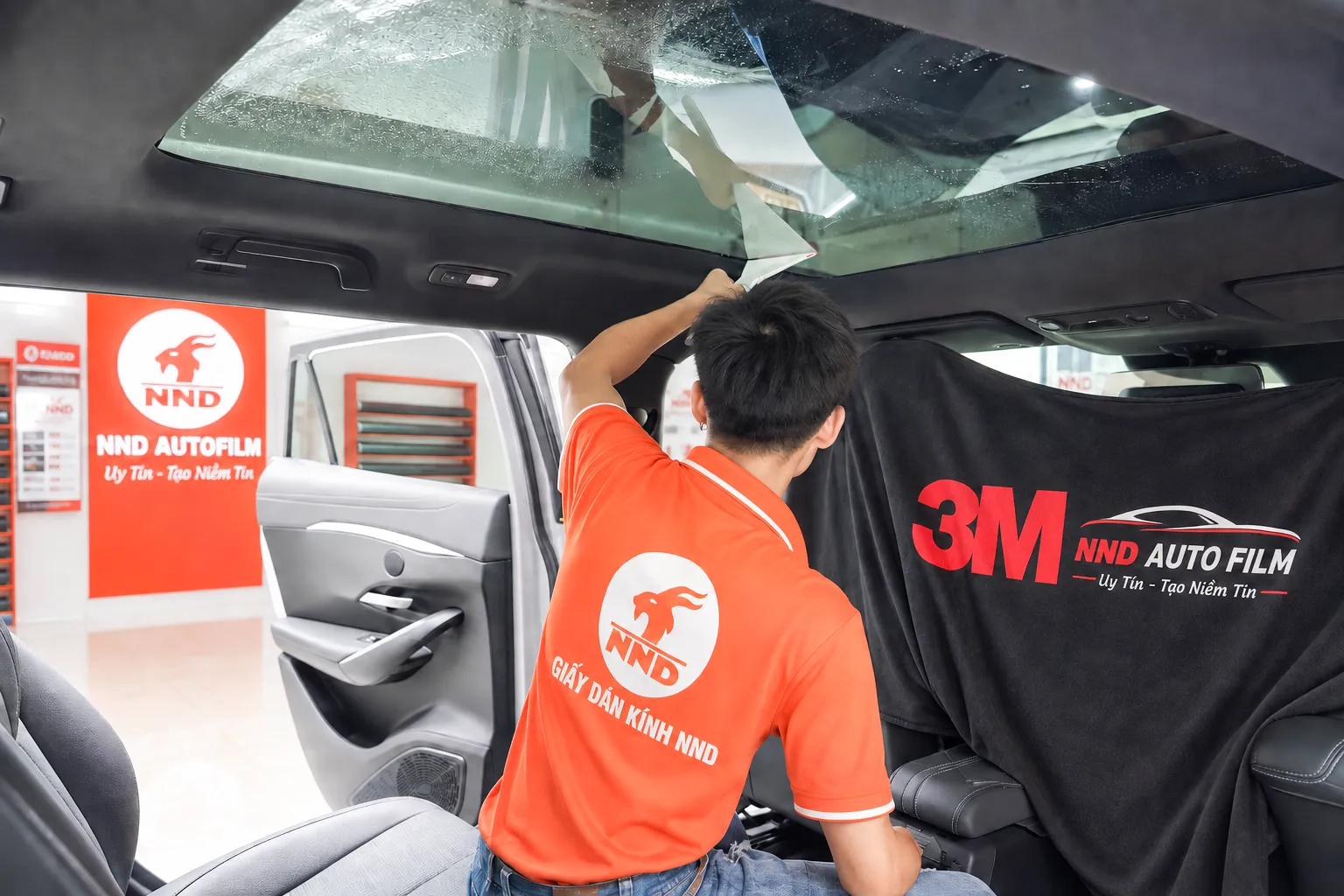 Kỹ thuật viên NND thi công phim cách nhiệt cho cửa sổ trời Lexus RX 350