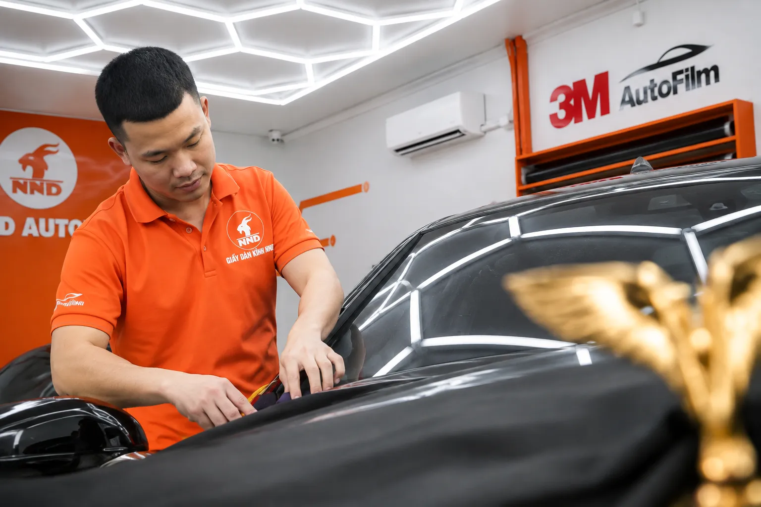 Kỹ thuật viên NND hoàn thiện phim 3M Crystalline trên kính lái VinFast Lạc Hồng 900 LX
