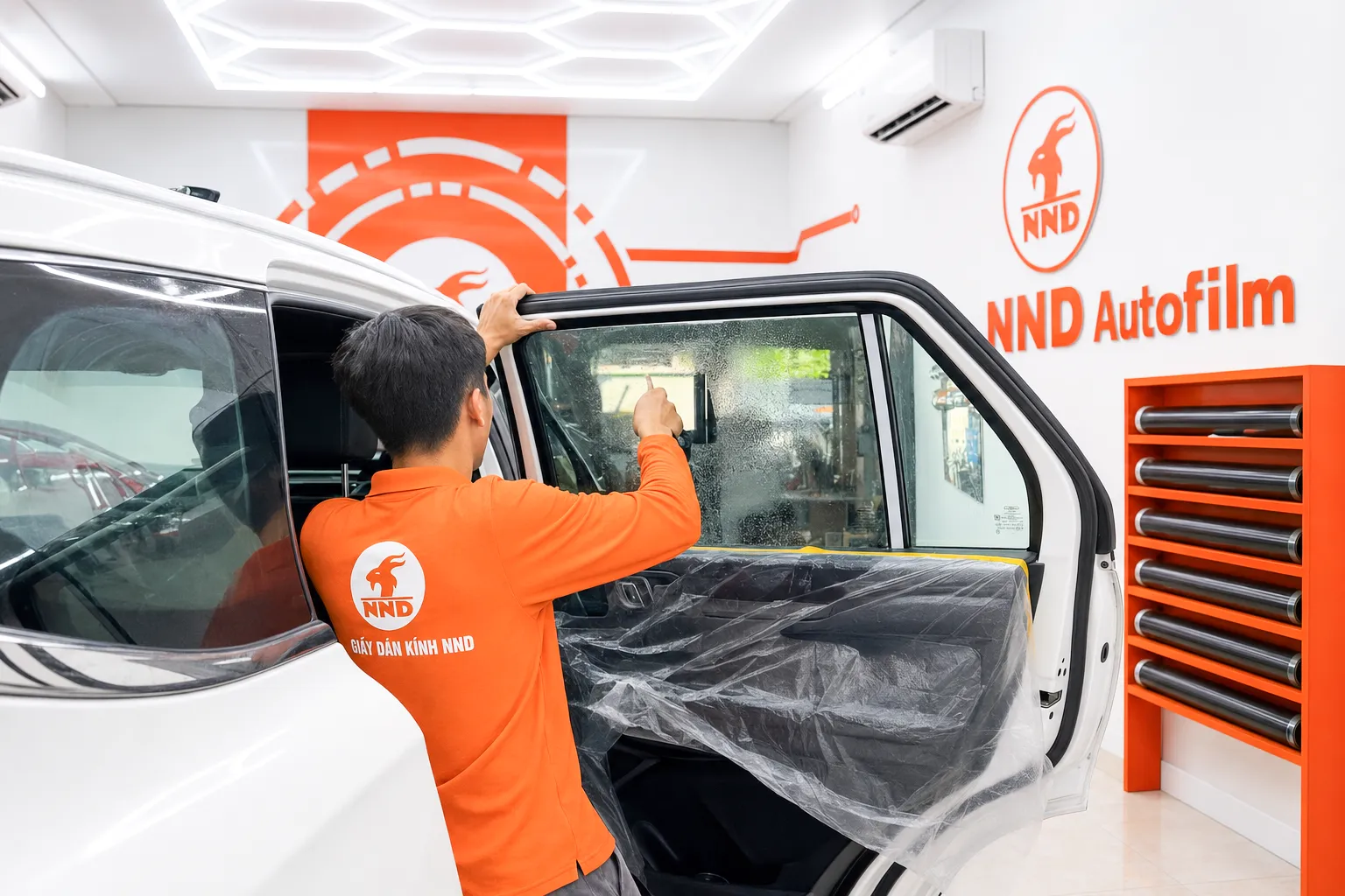 Kỹ thuật viên NND dán phim cách nhiệt 3M Ceramic cho kính sườn xe Ford Everest