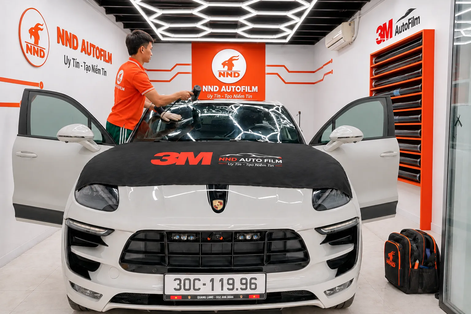 Thi công phim cách nhiệt 3M cho kính lái Porsche Macan trong khu vực kỹ thuật NND AutoFilm