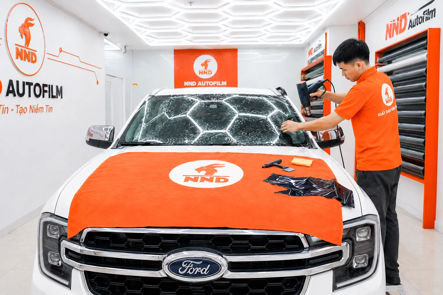Thi công phim cách nhiệt 3M Ceramic 70 cho kính lái Ford Everest tại NND