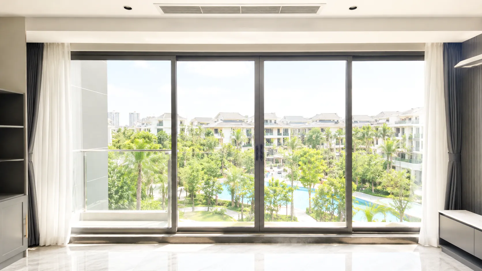 Cửa kính lớn trong căn hộ trước khi dán phim cách nhiệt, ánh sáng tự nhiên chiếu trực tiếp vào phòng.