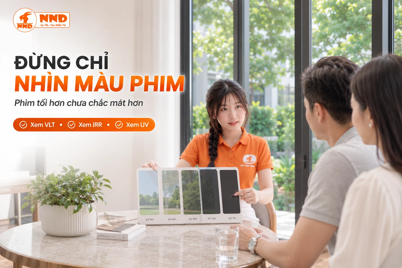 Nhân viên NND tư vấn chọn phim cách nhiệt theo độ truyền sáng VLT IRR và UV