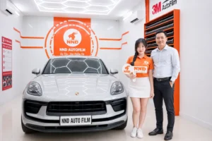 Khách hàng nhận bàn giao Porsche Macan sau khi dán Gói phim cách nhiệt 3M Siêu Cấp tại NND